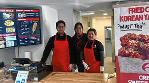 Geschäftsführer Kien Tran (von links), Mitarbeiterin Ngoc Nguyen sowie Köchin Thuy Tran vom Keki Chicken.
