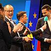 CDU-Kanzlerkandidat Friedrich Merz freut sich beim Wahlkampfbesuch in Singen über eine Maggi-Flasche als Andenken. Mit ihm auf der Bühne ...