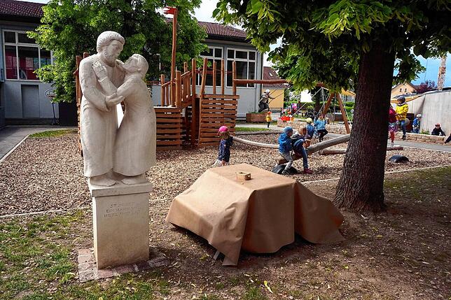 Der Namesgeber: Blick auf den Außenbereich der neuen Kita St. Josef mit einer Statue des heiligen Josef, sie stand vor dem ...