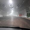 Fahrt durch den Galgenbucktunnel. Deutlich zu erkennen sind die unterschiedlichen Durchmesser der Tunnelröhre. (April 2019)