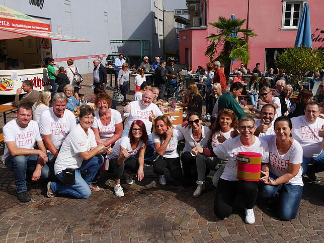 Das Pollerfest auf dem Spitalplatz organisierten Carola Plassmann und Andreas Scalabrin (vorne rechts mit Spendendose). Sie sammelten ...