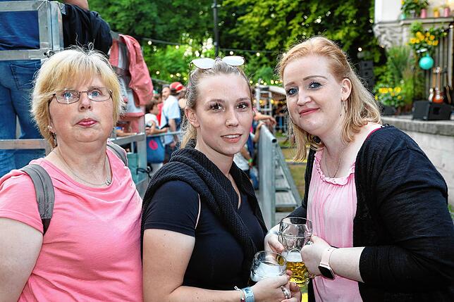 Bild 9: Hier ist was los! Die Besucher schlendern beim Seenachtfest 2023 über die Hafenmeile