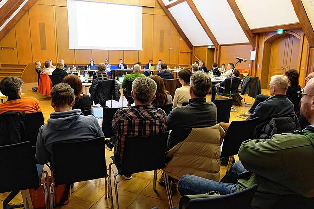 Zahlreiche Bürger wollten wissen, wie der Gemeinderat in Sachen Hallen und Schule entscheidet.