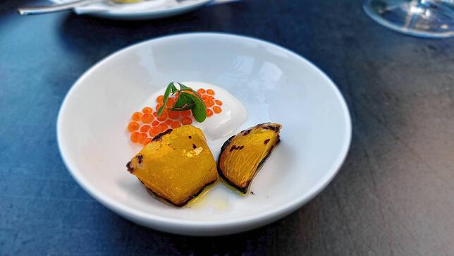 Gelbe Beete mit Crème fraîche und Forellenkaviar: ein echter Hingucker.