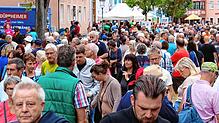 Mitunter gibt es kaum ein Durchkommen: Der Straßenmusiksonntag zieht gerade am Nachmittag viele Gäste an.