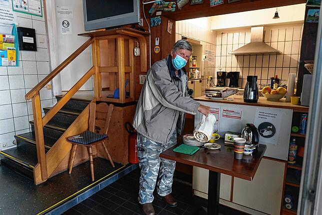Normalerweise verteilt der wohnungslose Dieter Rattke in der Wärmestube den Kaffee. Mit der Corona-Pandemie hat er diese für ihn ...