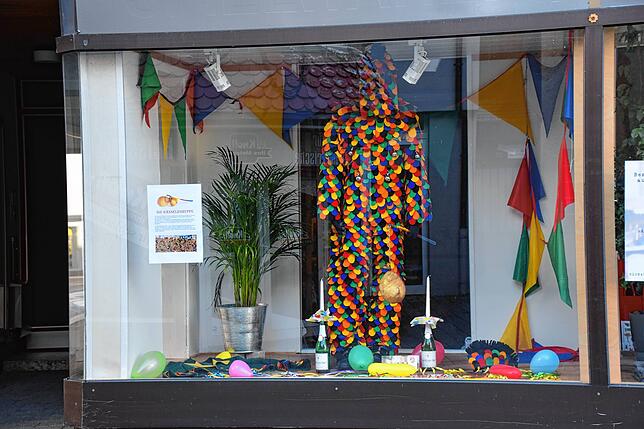 Ein Hänsele und weiter fasnachtliche Dekoration im Schaufenster von Bücher am Markt in der Hauptstraße.