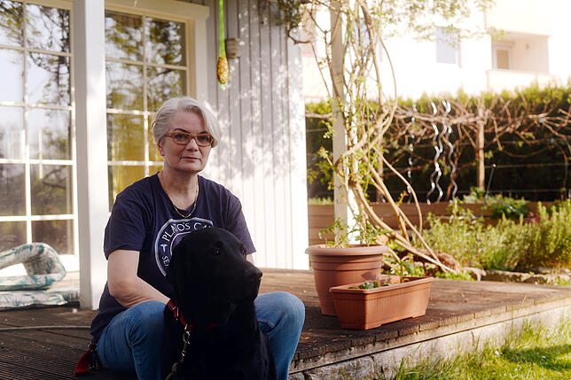 Suzan Hahnemann in ihrem Garten, in dem sie unter anderem Tomaten und Zucchini pflanzt – in den Blumentöpfen sprießt es schon. ...
