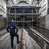 Werftleiter Silvan ­Paganini steht vor der Autofähre Euregia in der Werft in Romanshorn. Sie passt gerade so in die Halle.