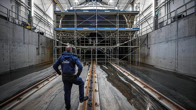 Werftleiter Silvan ­Paganini steht vor der Autofähre Euregia in der Werft in Romanshorn. Sie passt gerade so in die Halle.