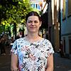 Annika Keck in der Radolfzeller Fußgängerzone. Die 29-Jährige sitzt erstmals im Gemeinderat.
