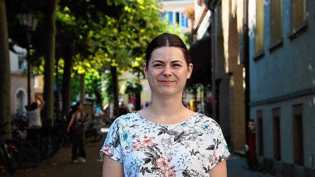 Annika Keck in der Radolfzeller Fußgängerzone. Die 29-Jährige sitzt erstmals im Gemeinderat.