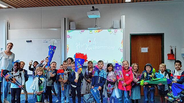 Klassenlehrerin Madita Gärtner hat ihre neuen Erstklässler im Klassenzimmer herzlich in Empfang genommen.