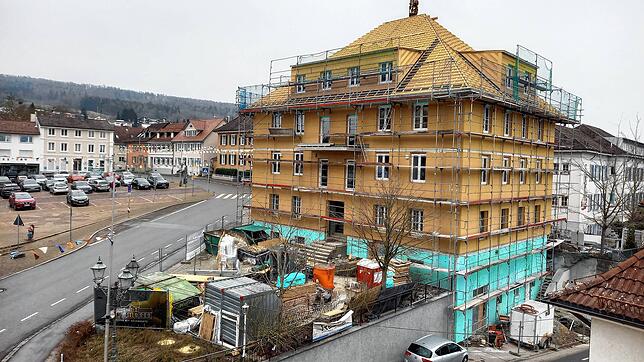 Mit dem Bischofschloss das markanteste Gebäude der Stadt: Der „Adler“ wurde um ein Geschoss aufgestockt und hat nun auch wieder ein ...