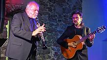Helmut Eisel, der Mann mit der sprechenden Klarinette (links), und Gitarrist Juan Pablo Gonzalez beim Konzert in der Pfarrscheuer ...