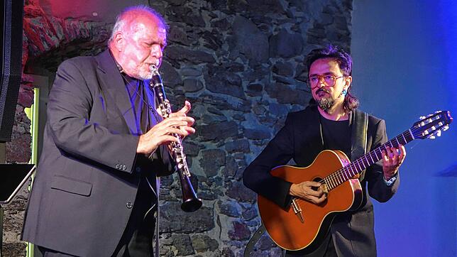 Helmut Eisel, der Mann mit der sprechenden Klarinette (links), und Gitarrist Juan Pablo Gonzalez beim Konzert in der Pfarrscheuer ...