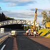 Das ist eine Brücke, die speziell Fledermäusen den Weg über die neue Bundesstraße 31 weisen soll.
