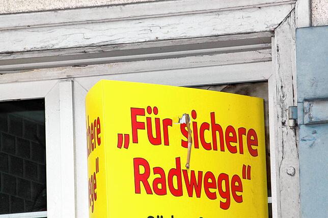 Blick von der B33 aus nördlicher Richtung auf die getroffene aufgeklebte Tafel und die dahinter beschädigte Außenscheibe des ...