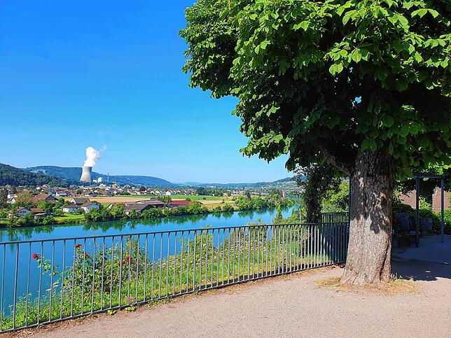 Vom Mehrgenerationenplatz auf der Waldshuter Bernhalde schweift der Blick in die Ferne auf den Rhein und die benachbarte Schweiz.
