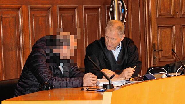 Der Angeklagte vor dem Landgericht Rottweil mit seinem Verteidiger Bernhard Mußgnug.