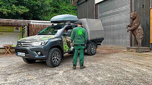 Das Transportfahrzeug mit der Box, in der die Wildbärin Gaia aus Italien in den Bärenpark Schwarzwald gebracht wurde.