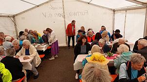 Zahlreiche Besucher findet das Heidelbeerfest des Geschichts- und Heimatvereins. In einem eigens errichteten Zelt wird bewirt; zu ...