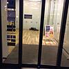 Im Vorraum der Postbank schläft eine Person. &bdquo;Wenn das in privaten Räumen stattfindet, sind uns als Stadt die Hände ...