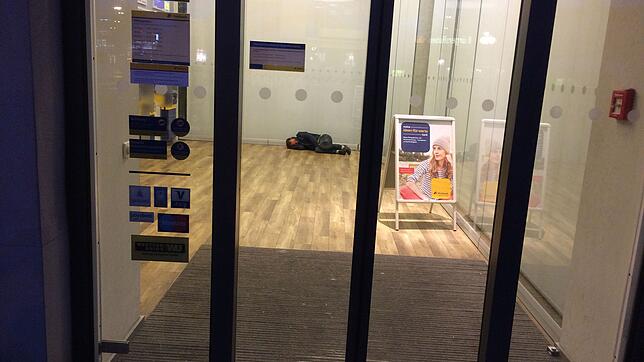 Im Vorraum der Postbank schläft eine Person. &bdquo;Wenn das in privaten Räumen stattfindet, sind uns als Stadt die Hände ...