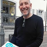 Auf dem Marktplatz: Pfarrer Heinz Vogel nimmt die Buchlieferung entgegen.