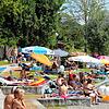 Der überfüllte Badestrand in Sipplingen am Bodensee.