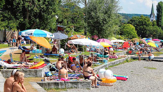Der überfüllte Badestrand in Sipplingen am Bodensee.