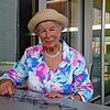 Edith Schweizer mit einem Stück des Maschendrahtzauns, der bis 2006 auf Klein Venedig Kreuzlingen und Konstanz voneinander trennte.