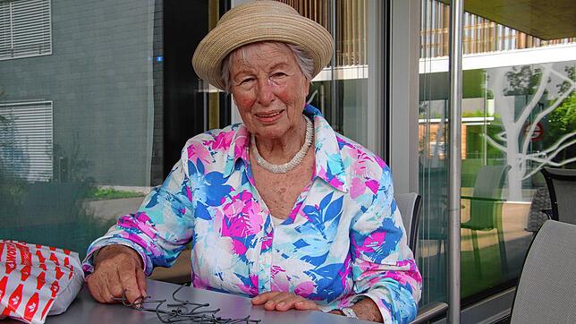 Edith Schweizer mit einem Stück des Maschendrahtzauns, der bis 2006 auf Klein Venedig Kreuzlingen und Konstanz voneinander trennte.