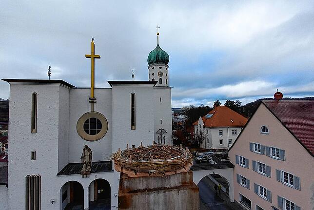 Die Plattform mit dem Nest und Hans auf dem Kirchenkreuz im Hintergrund.