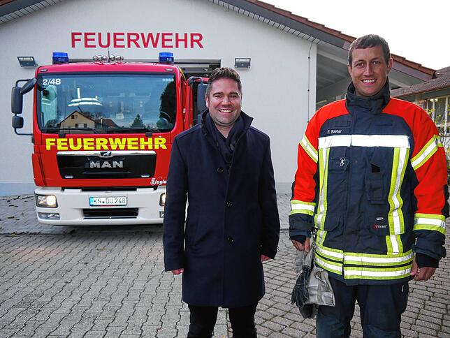 Bürgermeister Holger Mayer und Abteilungskommandant Florian Sauter vor dem neuen Feuerwehrhaus.