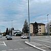 Der Pfeil zeigt es an: Wer so wie der blaue Lastwagen aus der Opelstraße kommt, darf nicht nach links auf die B33 Richtung ...
