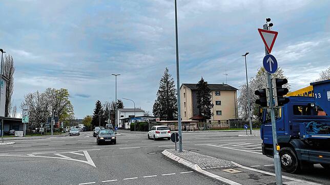 Der Pfeil zeigt es an: Wer so wie der blaue Lastwagen aus der Opelstraße kommt, darf nicht nach links auf die B33 Richtung ...