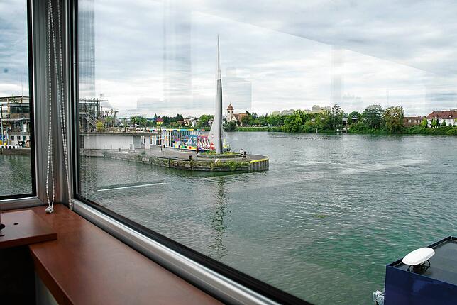 Das Dreiländereck aus einer Perspektive auf dem Wasser des Rheins.