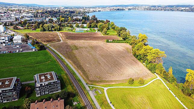 Auf dem Ackerfeld rechts ist das neue Reka-Feriendorf zwischen Bottighofen und Kreuzlingen geplant.