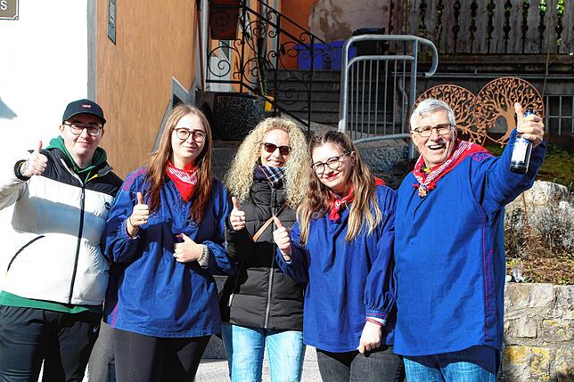 Bild 12: Groß und Klein feiern den Familienumzug am Fasnetssunndig