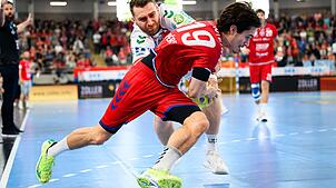 Die Bietigheimer mit Gonzalo Perez Arce (vorn) verpassen den Klassenerhalt in der Handball-Bundesliga.