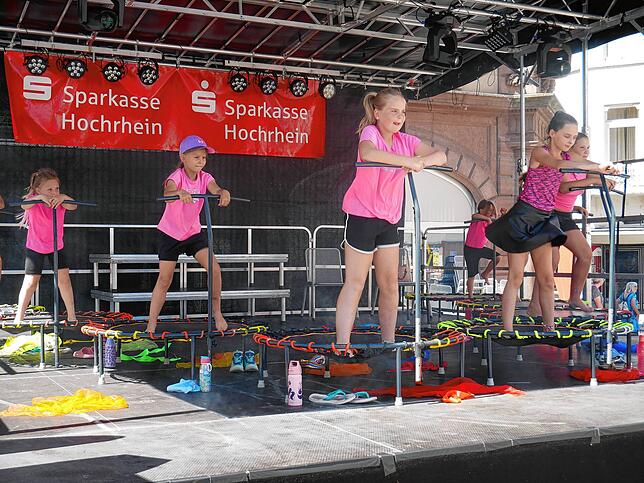 Die Kinder von „Echtaktiv Laufenburg“ bieten Gymnastik, Tanz und Akrobatik.