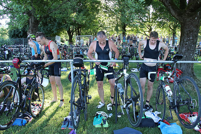 Bild 5: Mit der Nummer 117 durch die Triathlon-Nacht &ndash; wir haben Teilnehmer Dietmar Granacher begleitet