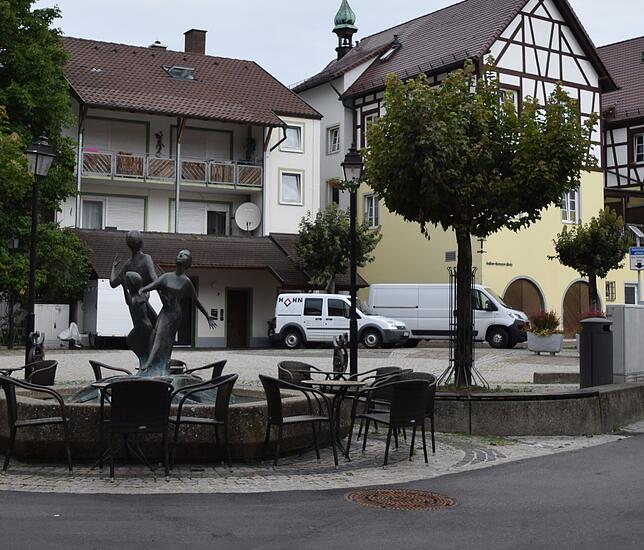 Nichts erinnert heute mehr an das Braune Haus. Es stand, wo Brunnen und Platz sind.