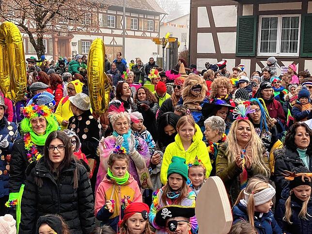 In Bermatingen brandet vor dem Rathaus Jubel auf: Die Narren haben die Macht übernommen, die Fasnet regiert.