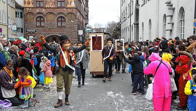 Bild 19: Großer Umzug 2023: Die Zuschauer bestaunen das bunte Treiben in Konstanz