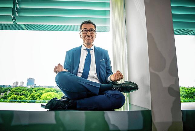 Omm! Cem Özdemir sitzt auf der Fensterbank vor Beginn der Sitzung des Bundeskabinetts. Der Grüne macht gerne Späße.