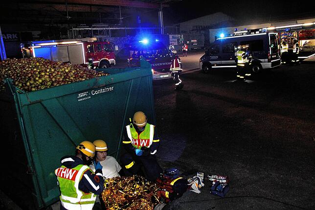 Bild 11: Feuerwehr, THW und DRK üben gemeinsam den Ernstfall. Hier gibt es die Bilder!