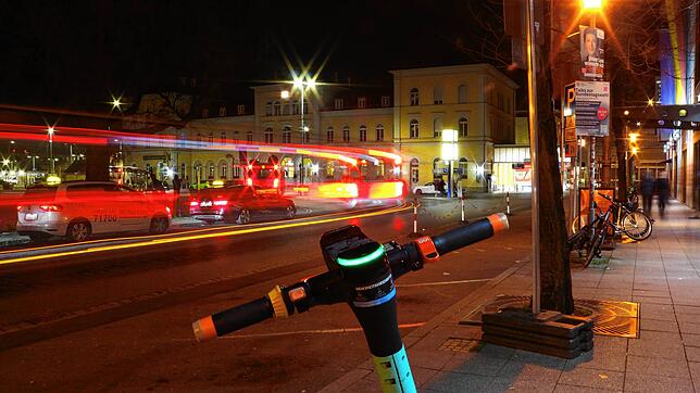 Der Stadtbahnhof Friedrichshafen in den Abend- und Nachtstunden: Viele Bürger fühlen sich hier nicht besonders sicher, wie eine Umfrage ...