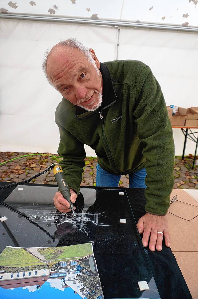 Wolfgang Mussgnug graviert für sein Kunstwerk Glasplatten.